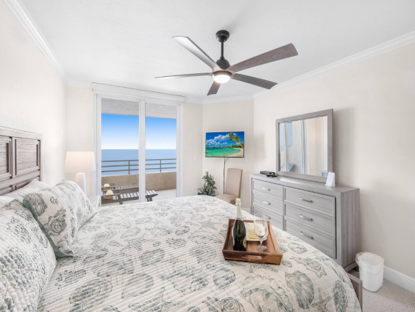 On Beach Vacation Condo Two Bedrooms in Marco Marco Island